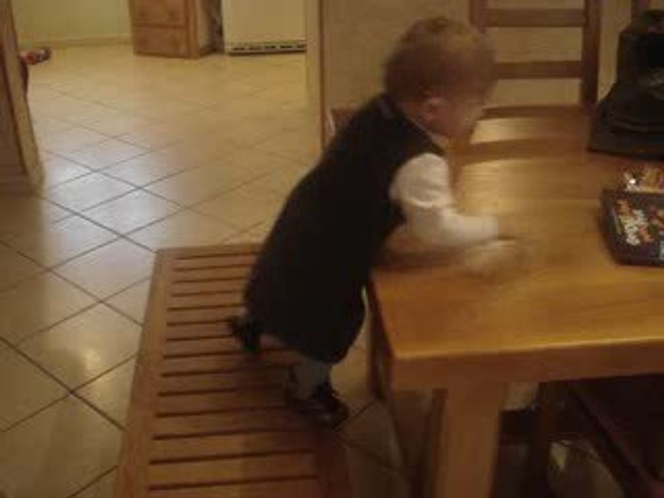 Alice monte sur la table