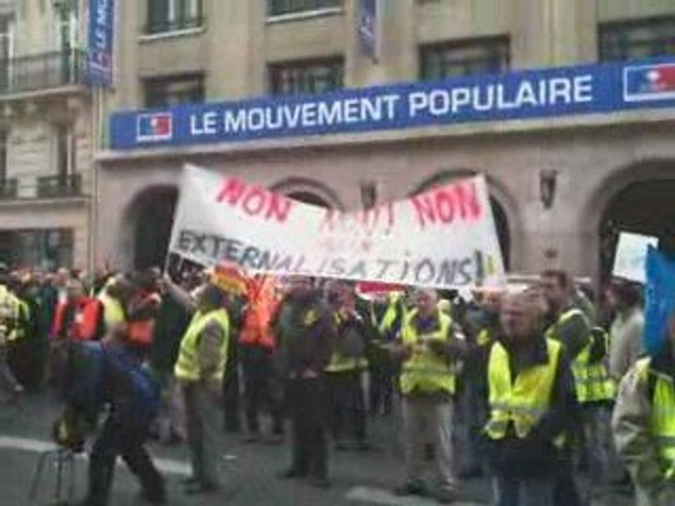 Rassemblement devant le siège social à Paris