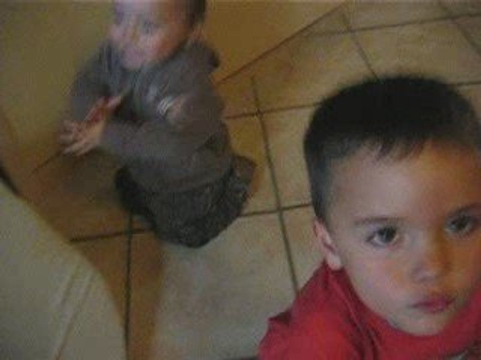 Léni et Maël dansant sur le mix de papa!