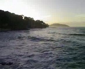 tempete matinal les vagues s'ecrassent sur un mur halucinant