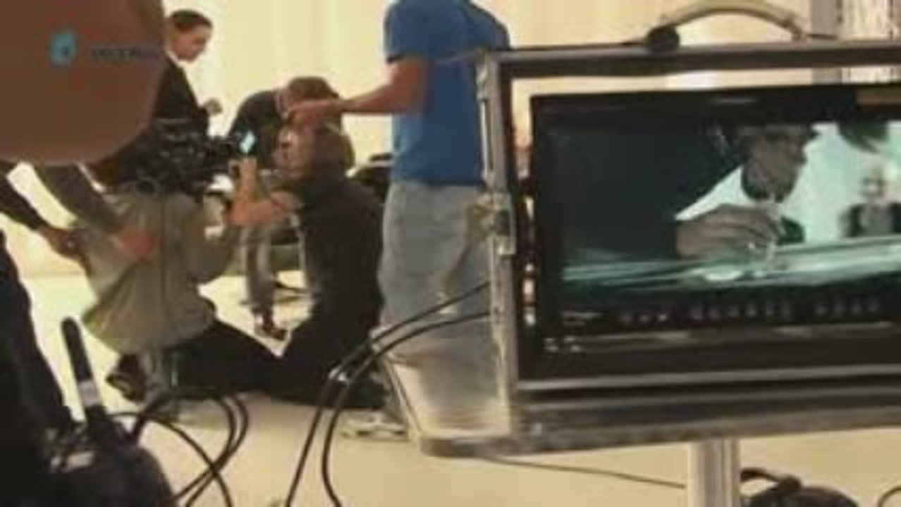Cassandra steen beim videodreh