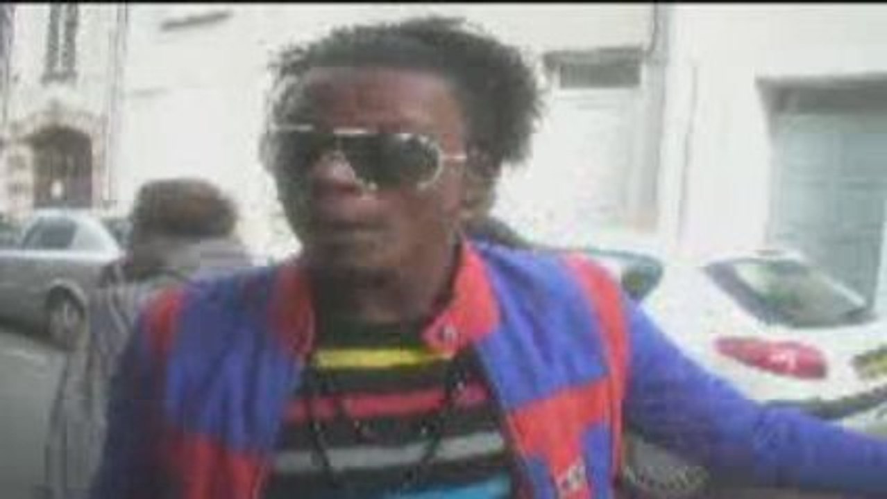 Zecson Biscuit Favoris Présent : La Main Qui Parle