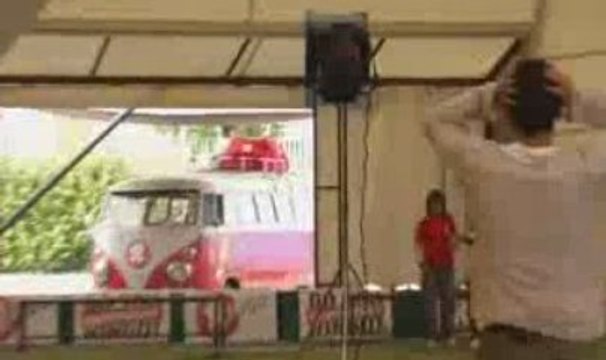 Kakà jongle tout seul deux ballons en même temps