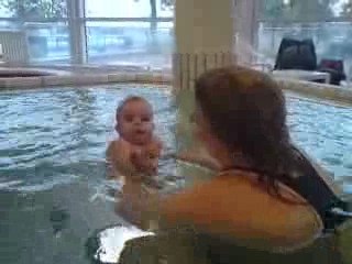 Charlie badar i badhus första gången!