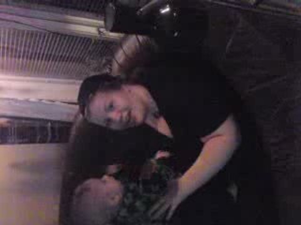 Charlie leker hemma i soffan med mamsen :)