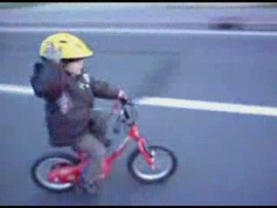 Première sortie de Chloé sur son petit vélo