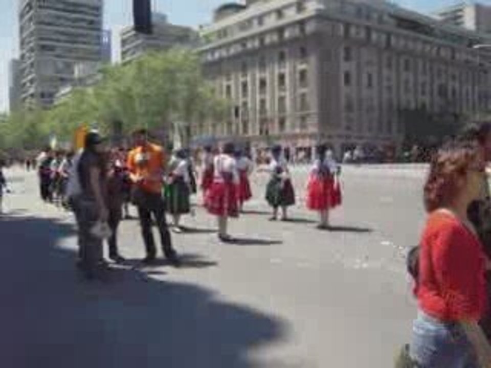 mænd på række med irriterende fløjter