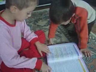 Burkay Halıda Ödev Yapıyor