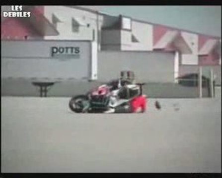 Crash moto : Regis fait du stunt