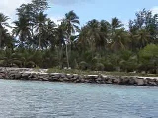Arrivée en bateau sur l'Ile privée de St Anne.