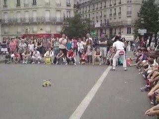 Download Video: Clown parisien fait des acrobaties sur des vélos