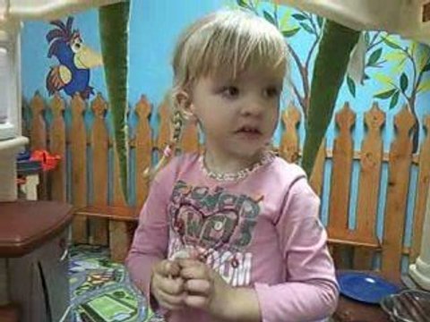 дочка в детской кухне