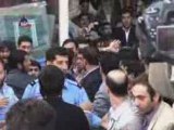 حمله لباس شخصیها به مهدی کروبی در نمایشگاه مطبوعات