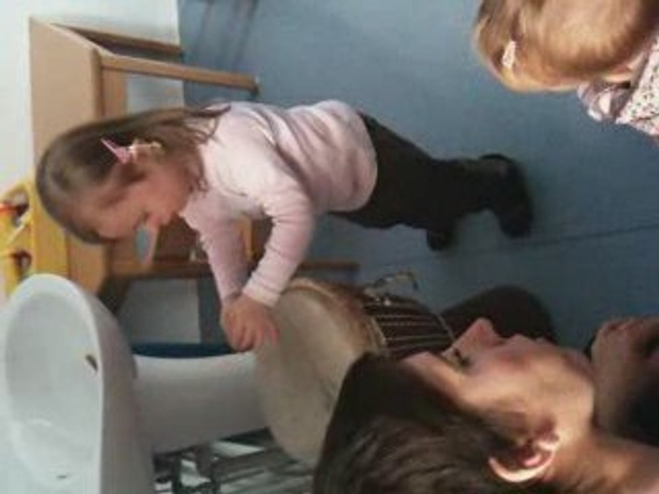 Célia fait du djembé