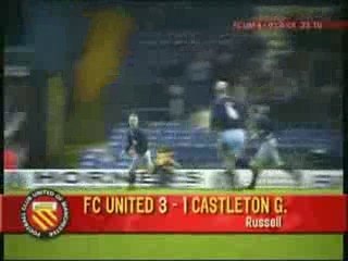 Joueur applaudit son but depuis les tribunes