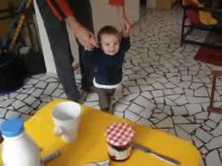 Elio fait un peu de marche aidé par Patrick