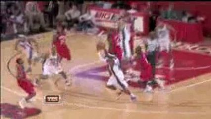 Terrence Williams gets the ball to Courtney Lee with the no