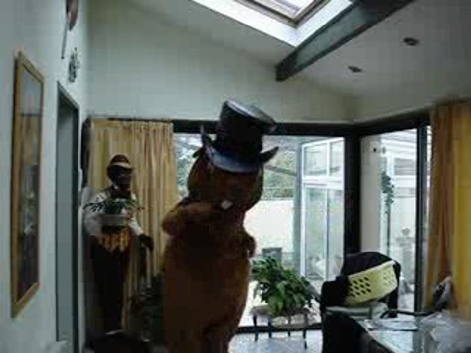 greg le castor fait la danse du castor