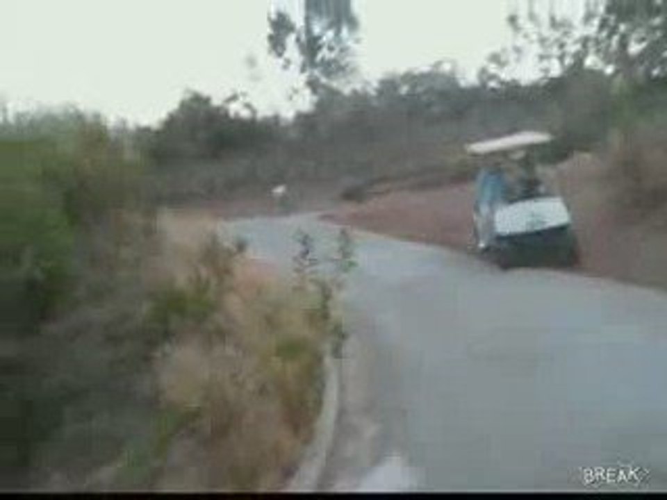 La femme de régis conduit une voiture de Golf