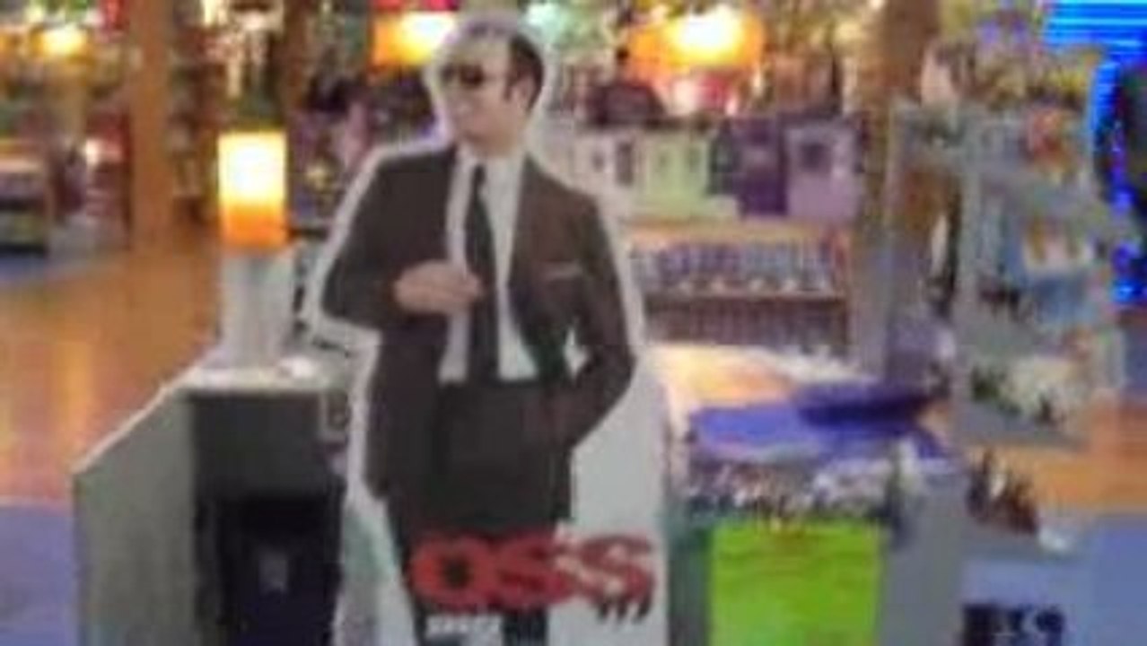 Arnaud dessine en dédicaces.