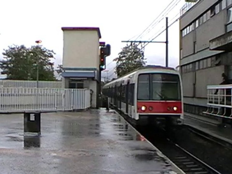 MI84 : Arrivée à la gare de Rueil Malmaison sur la ligne A du RER