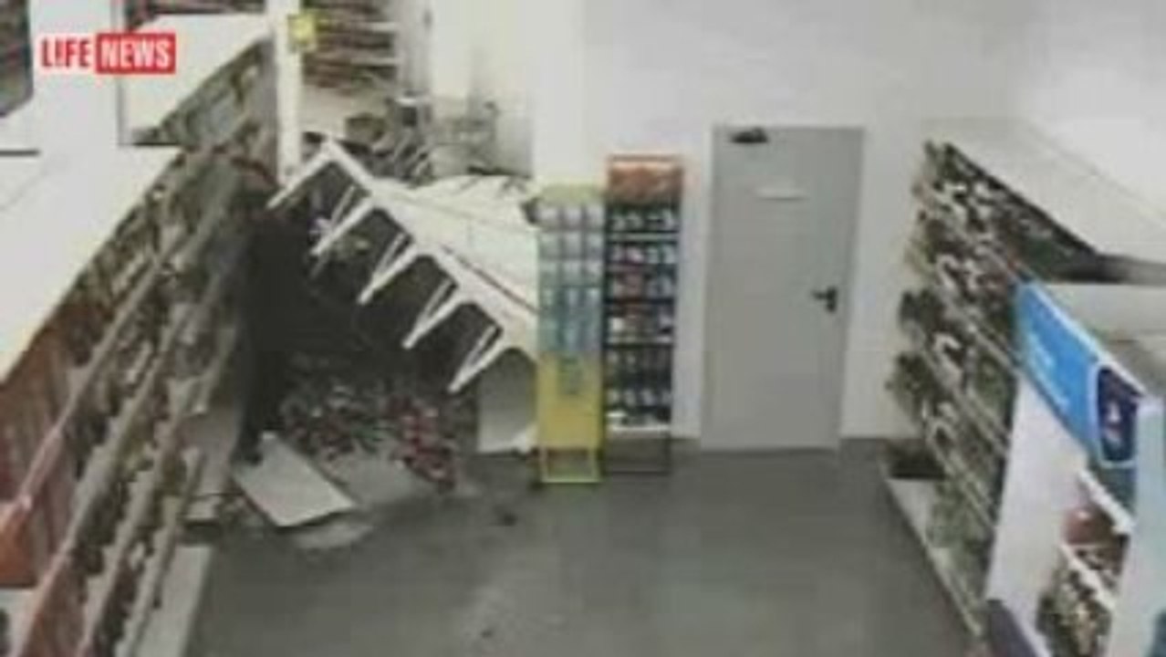 Commessa sepolta dalle bottiglie