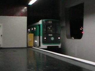 MP59 : Arrivée à la station Les Halles sur la ligne 4 du métro parisien