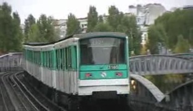 MF67 : Départ de la station Stalingrad sur la ligne 2 du métro parisien