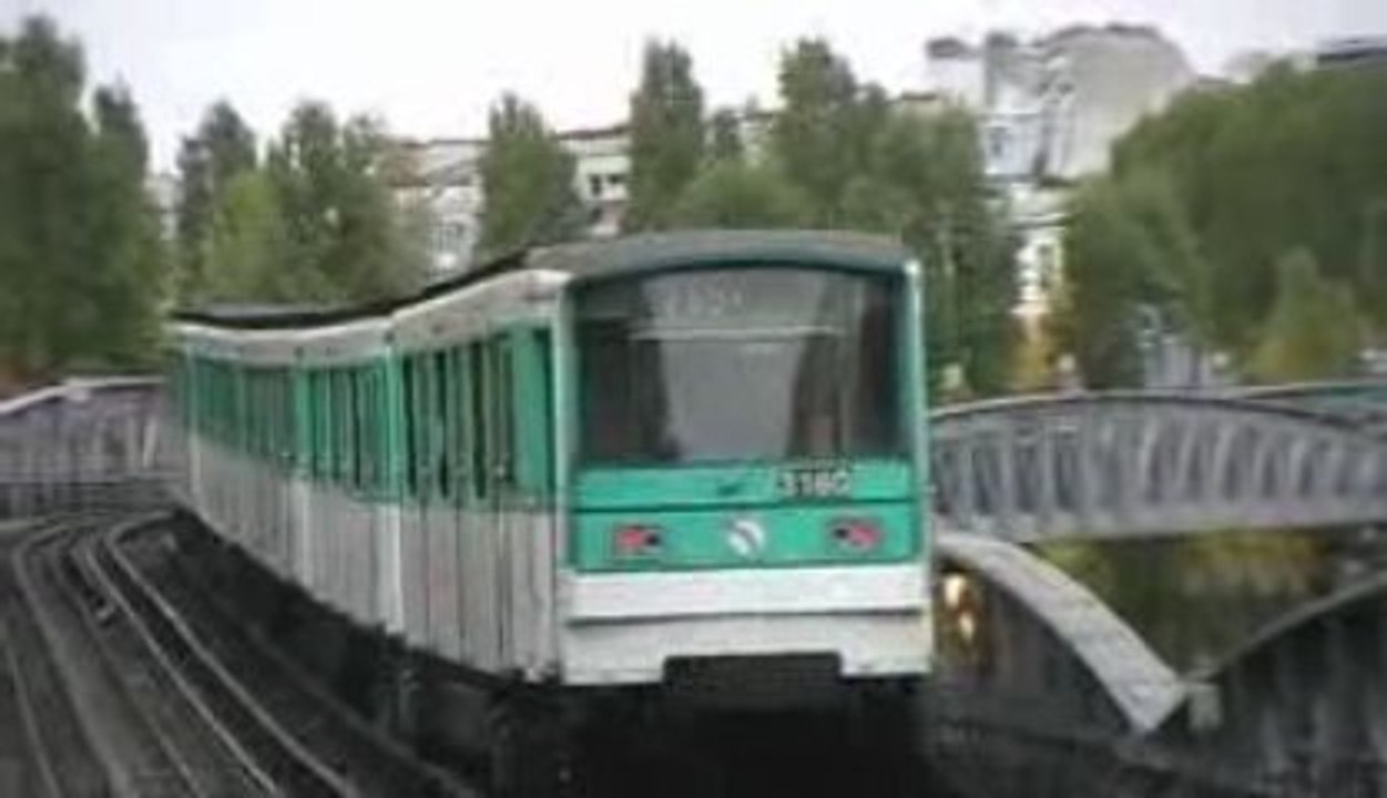 MF67 : Départ de la station Stalingrad sur la ligne 2 du métro parisien