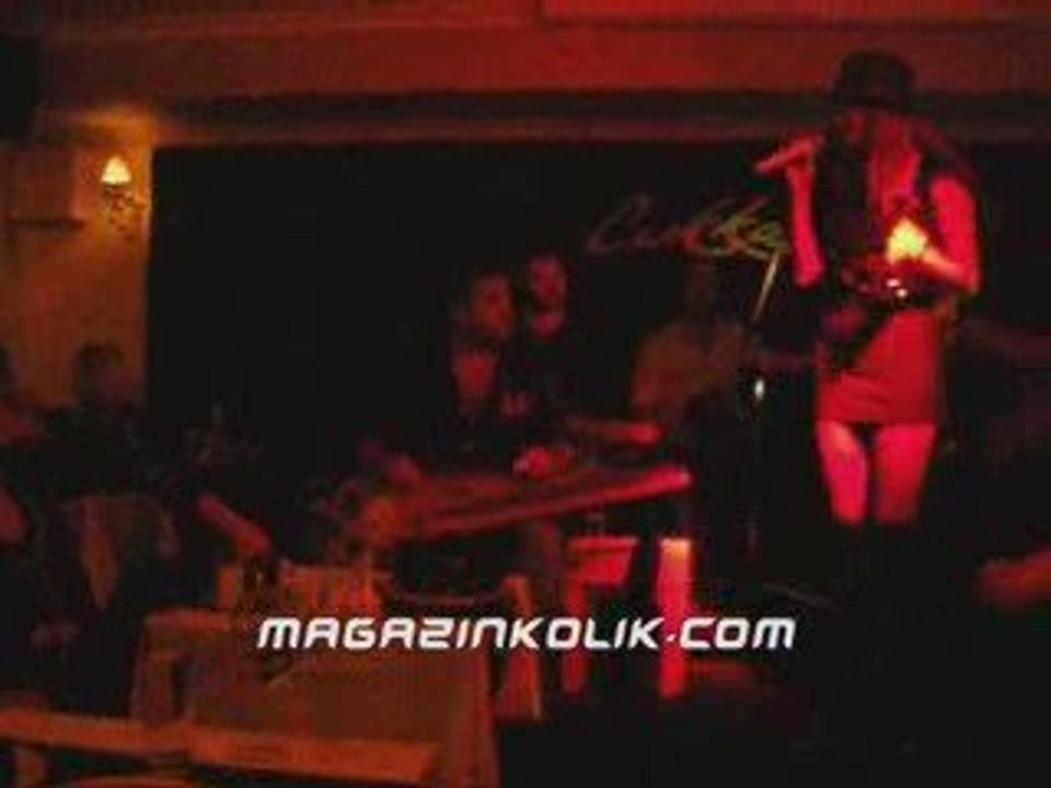 Manken Nilay Dorsa hem oryantal yapıyor hem şarkı söylüyor..