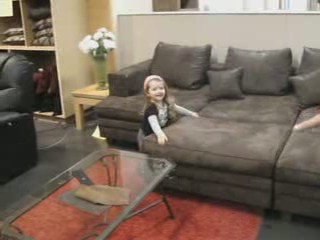 Océane s'éclate dans un magasin de meubles