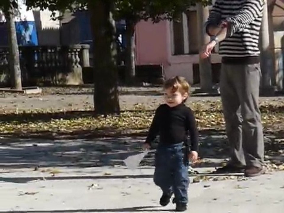 Lise imite son frère