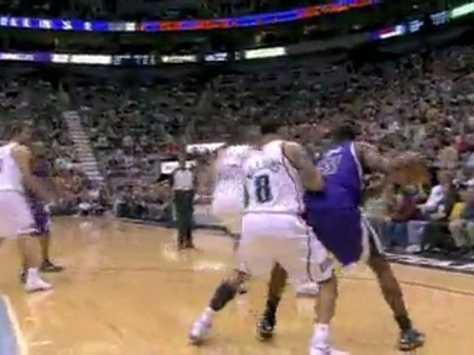 NBA Tyreke Evans scores a career-high 32 points and adds sev