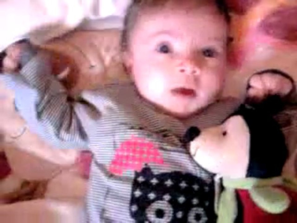 Julie a 2 mois et elle cause, elle cause, elle cause ....