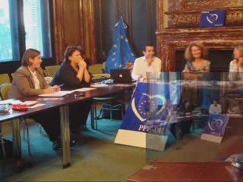 Femmes au Centre Paris 031009