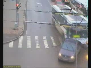 homme au passage pieton et un bus trop rapide