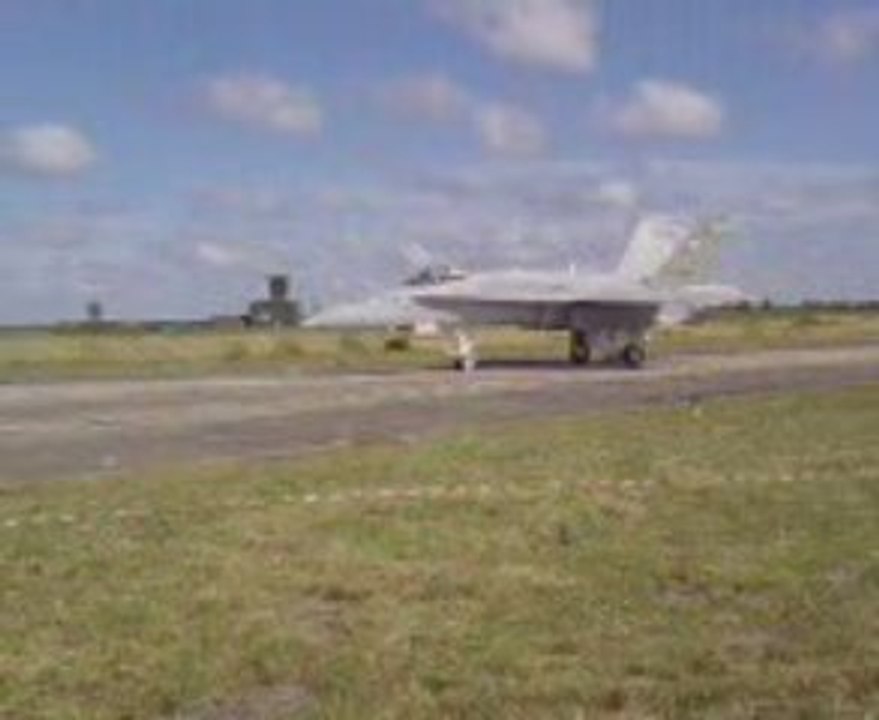 F18 Cazaux en 2009 ( musique de sum 41 )