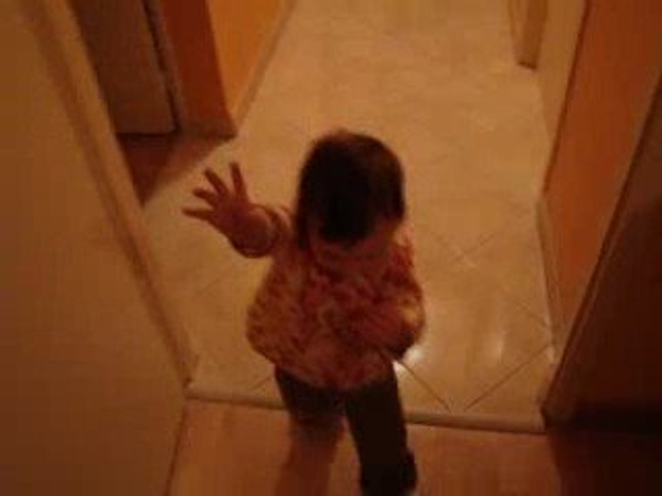 1ers pas de Cathy le jour de ses 13 mois !!!