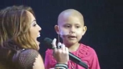 Miley Cyrus chante avec une petite fille malade !
