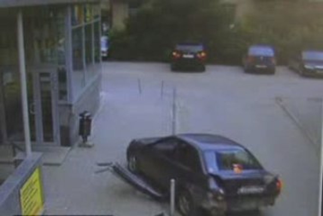 Régis est bourré et gare sa voiture !