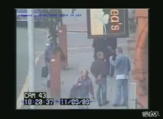 Inviato BBC stende hooligans molesti