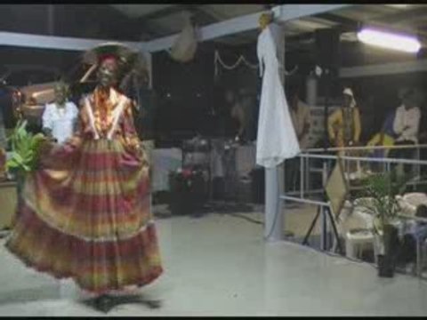 Défilé de costumes traditionnelle guyanaise (le groupe WAPA)