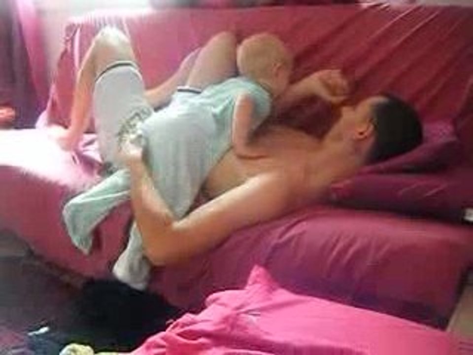 mon bébé fait des pétous avec sa bouche