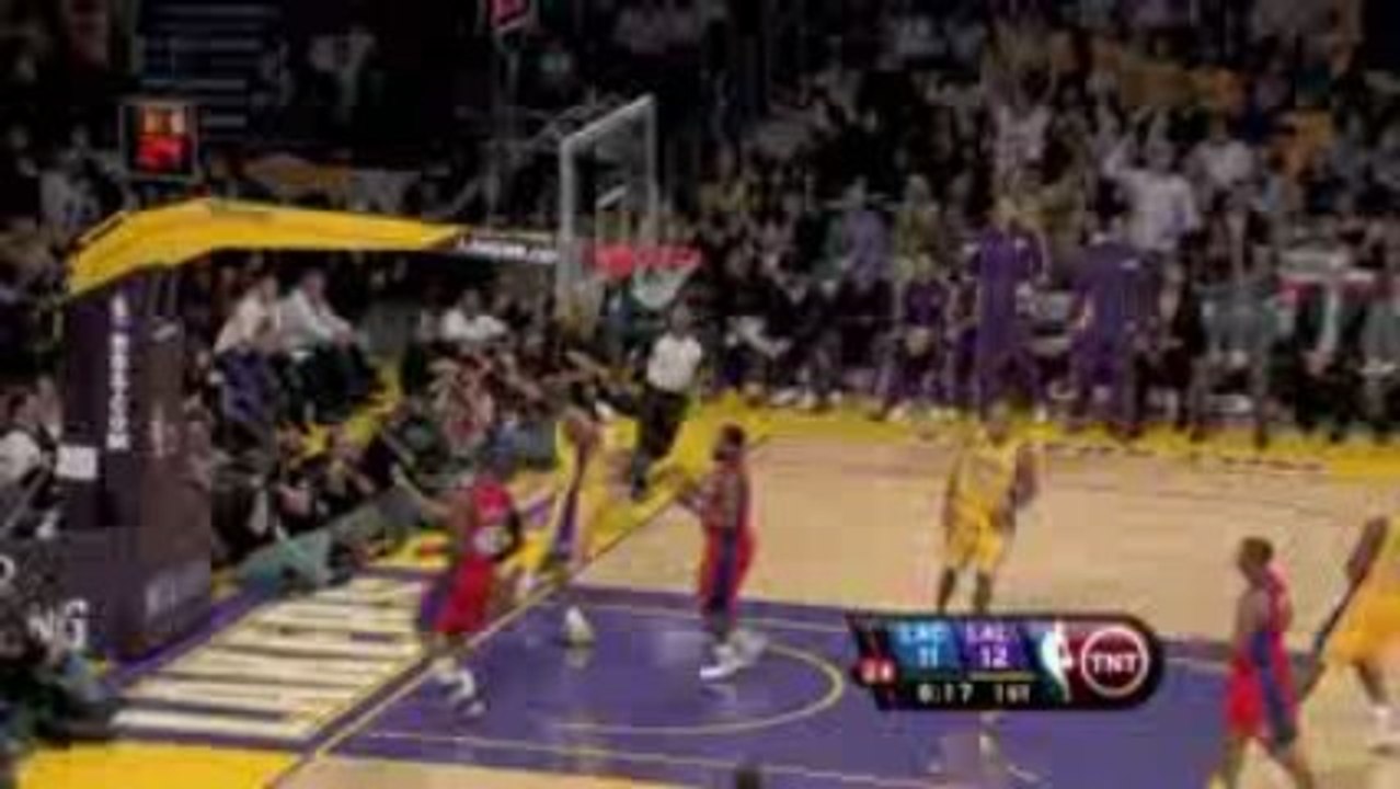 NBA Lamar Odom steals a pass and hits Kobe Bryant for the ja