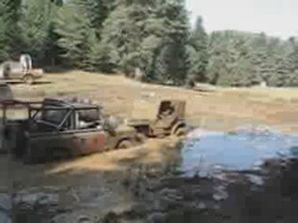 Land Şov yapıyor Wilyi çamurta itiyor