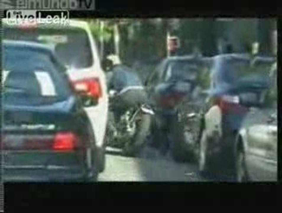 Brad Pitt cade dalla moto per sfuggire ai paparazzi