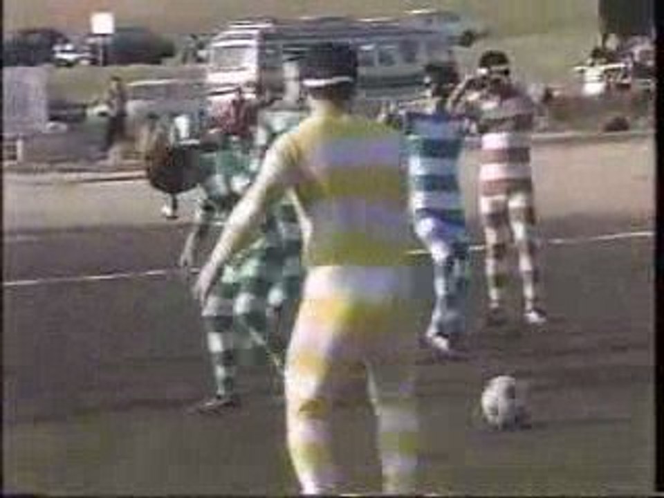 jouer au foot avec des jumelles