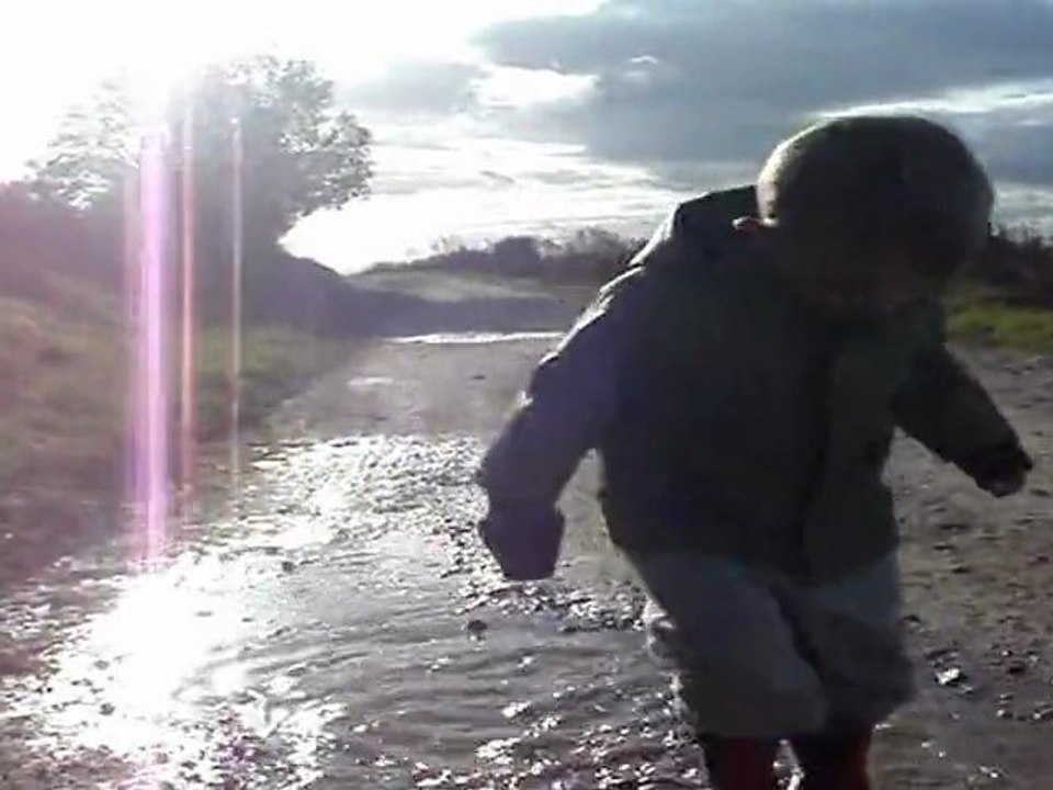 un ptit prince dans les flaques