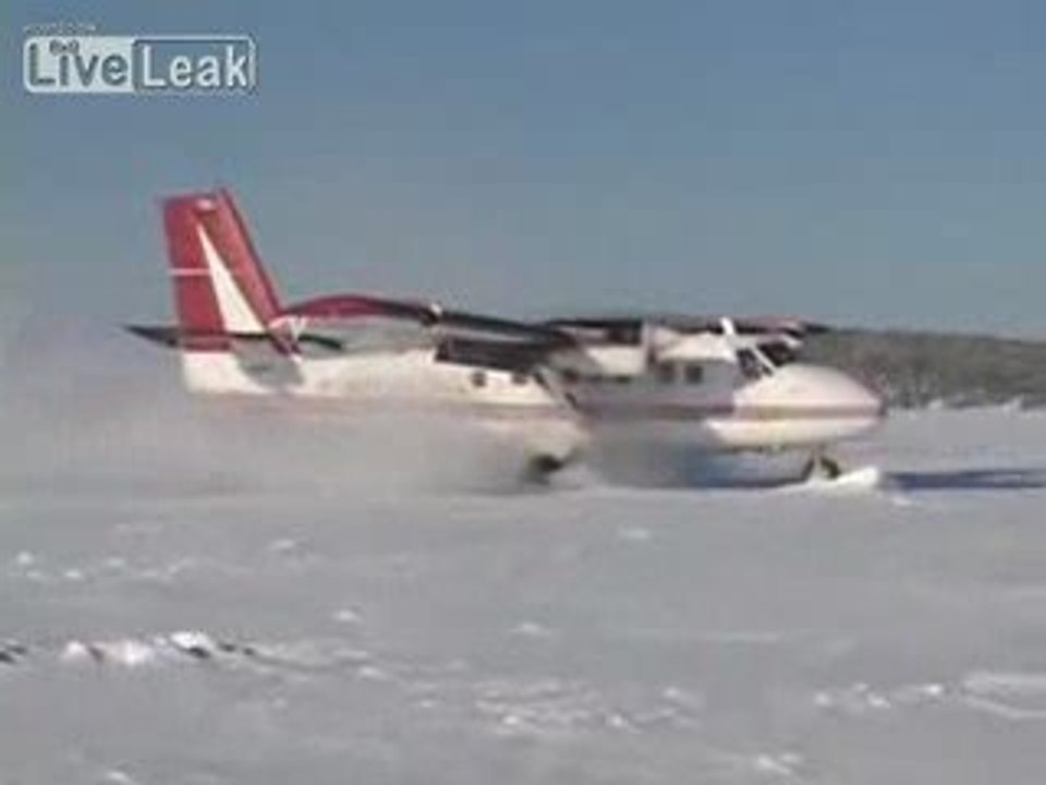 Atterraggio su lago ghiacciato