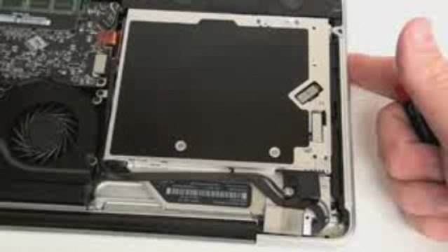 How to Remove the Battery and Hard Drive in 17 Macbook Pro